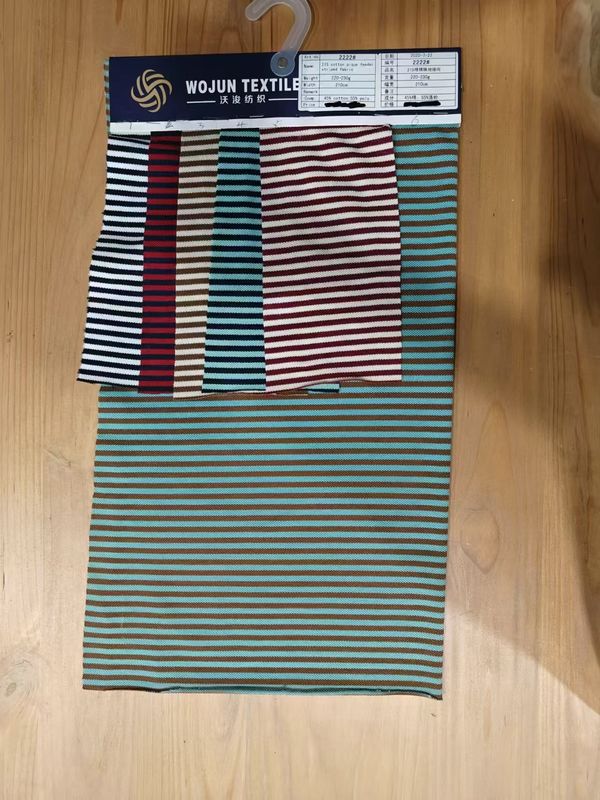 Fabricado com material compatível com listas para roupas domésticas