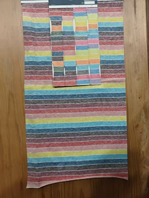 Tecido de tecido listrado suave, respirável e resistente às rugas e amigável à pele para camiseta