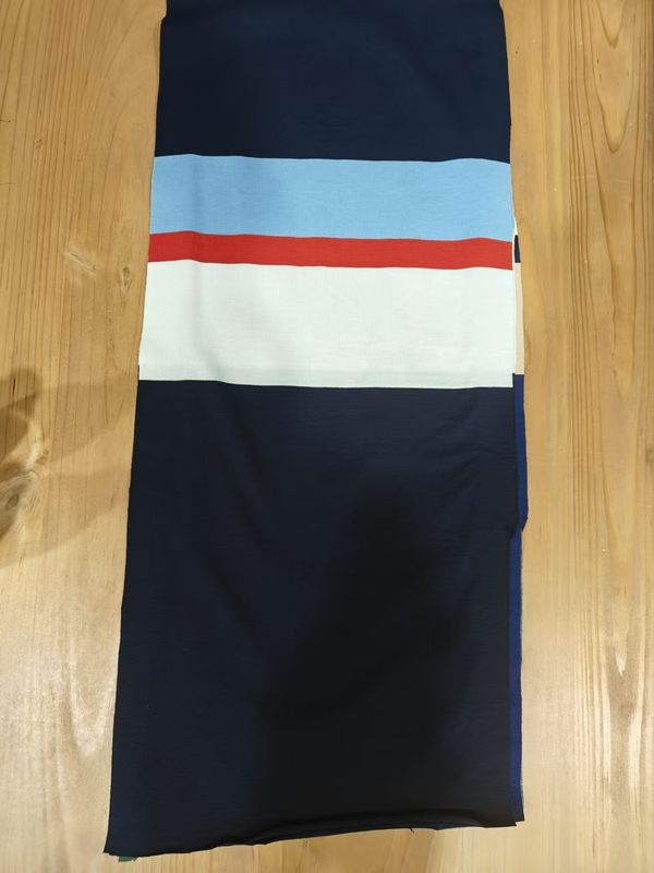 Tecido de tricô liso e elegante, confortável, de grãos claros e listados, para camisa de polo.
