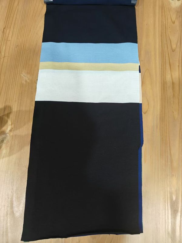 Tecido de tricô liso e elegante, confortável, de grãos claros e listados, para camisa de polo.