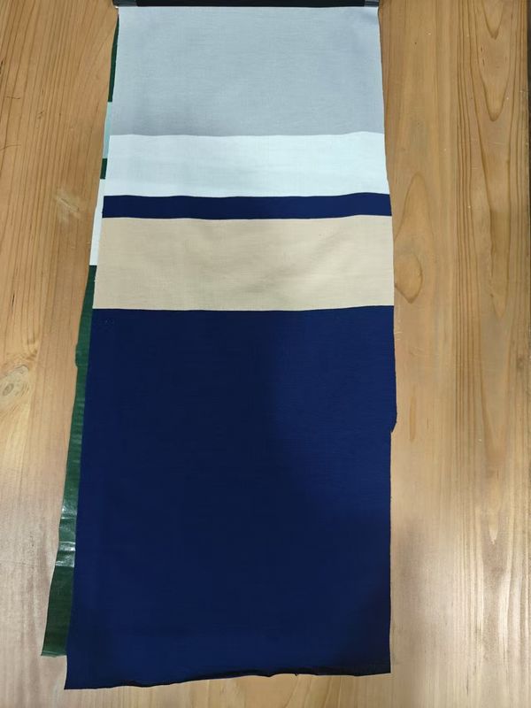 Tecido de tricô liso e elegante, confortável, de grãos claros e listados, para camisa de polo.