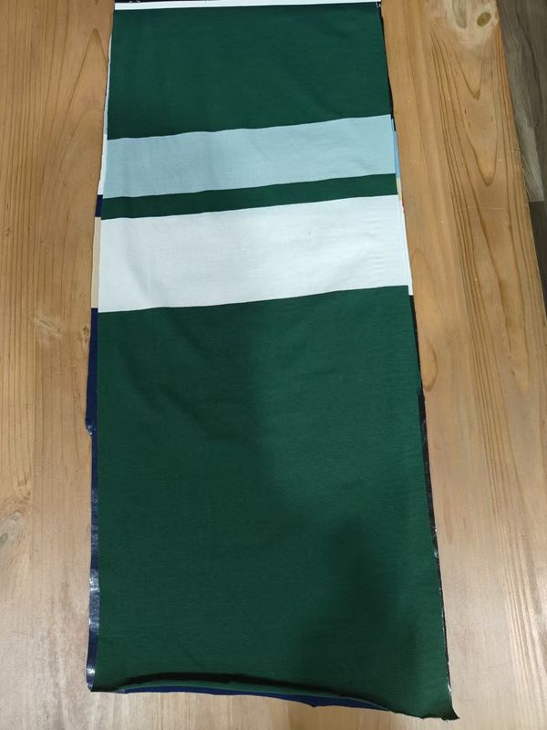 Tecido de tricô liso e elegante, confortável, de grãos claros e listados, para camisa de polo.
