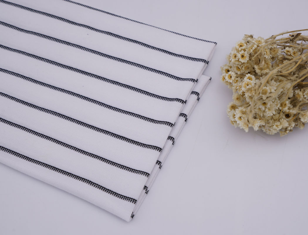 Fabricado em material listrado, com cuidado fácil, confortável e de moda, para uso casual.