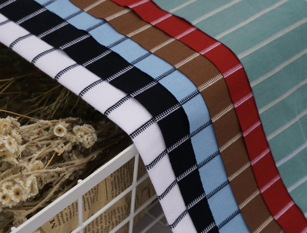 Fabricado em material listrado, com cuidado fácil, confortável e de moda, para uso casual.