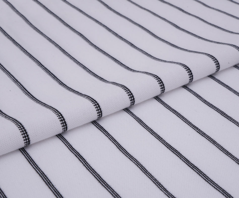 Fabricado em material listrado, com cuidado fácil, confortável e de moda, para uso casual.