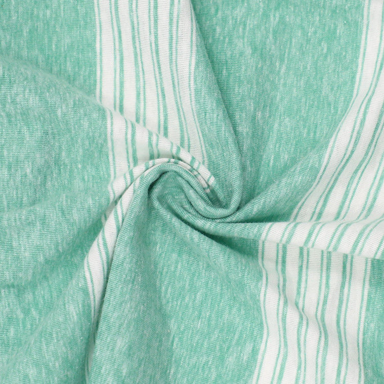 Delicado e confortável... belo e simples... tecido de malha a riscas para camiseta.