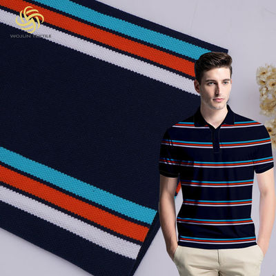 Fabricado com material listrado confortável para camisa de polo
