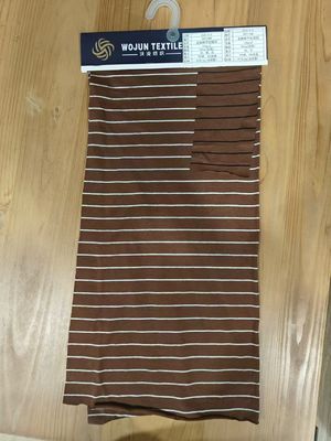 Bom preço. Tecido de material listrado resistente ao desgaste, respeitador do ambiente e da pele, para uso casual on-line