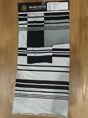 Moderno, confortável e suave, tecido com listras para camiseta