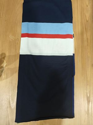 Tecido de tricô liso e elegante, confortável, de grãos claros e listados, para camisa de polo.