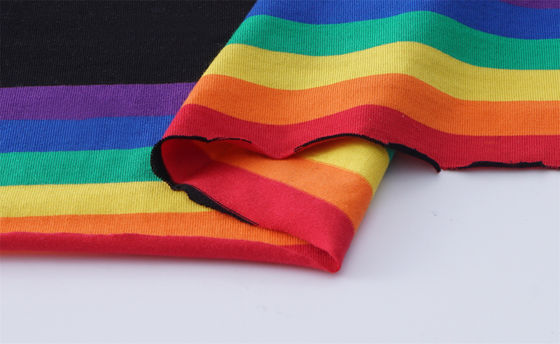 Tecido de material natural, confortável e elegante, com listras para camisetas