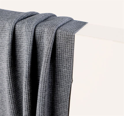 Bom preço. Tecido resistente ao desgaste, saudável e elegante, respirável, com listras, para camiseta on-line