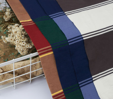 Confortável e com boa textura, tecido de malha listrada macio e saudável para camiseta