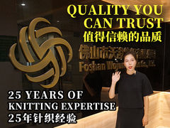 Apresentamos um tecido de malha listrada saudável, confortável e suave para camisetas.